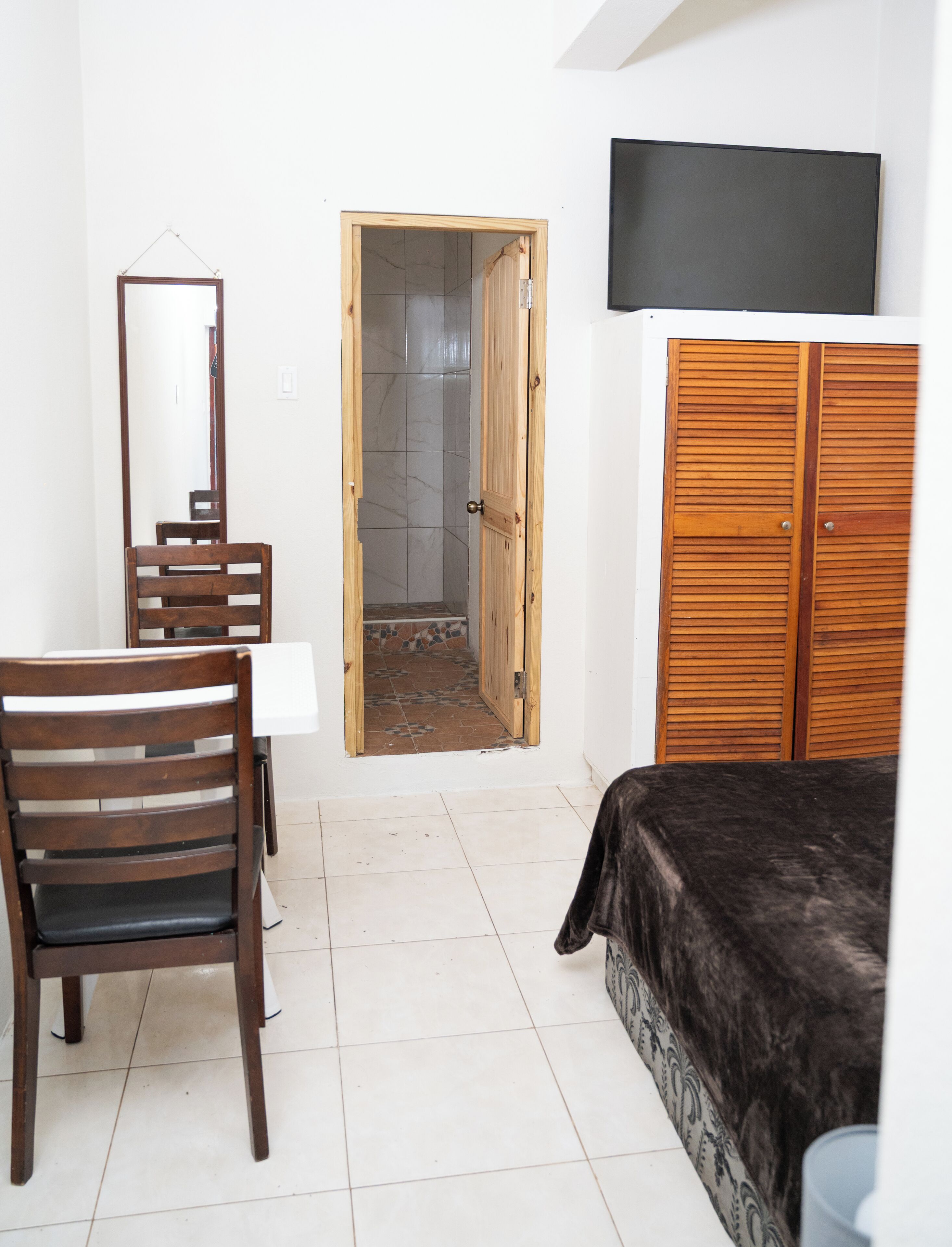 Tallelokero huoneessa, silitysrauta/-lauta, ilmainen Wi-Fi