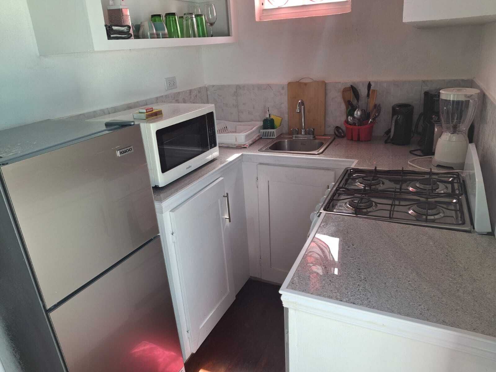 Refrigerador con freezer, microondas, horno, placa de cocina