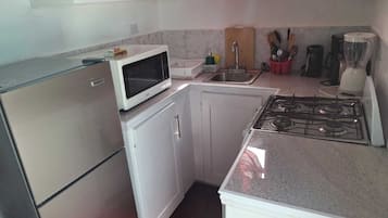 Refrigerador con freezer, microondas, horno, placa de cocina