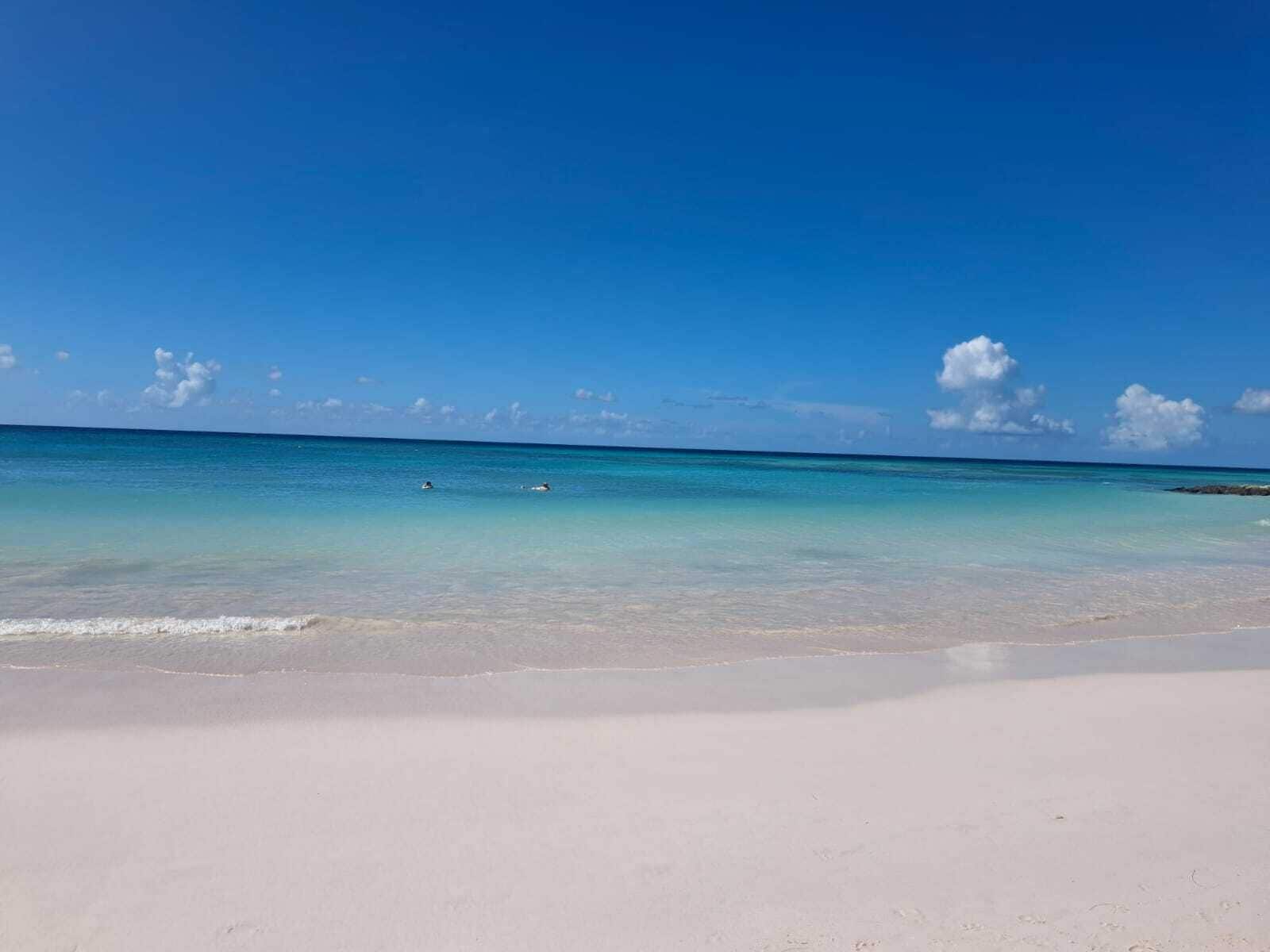 Beach nearby, white sand, beach towels