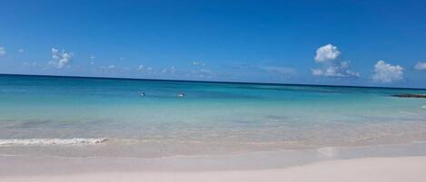 In Strandnähe, weißer Sandstrand, Strandtücher