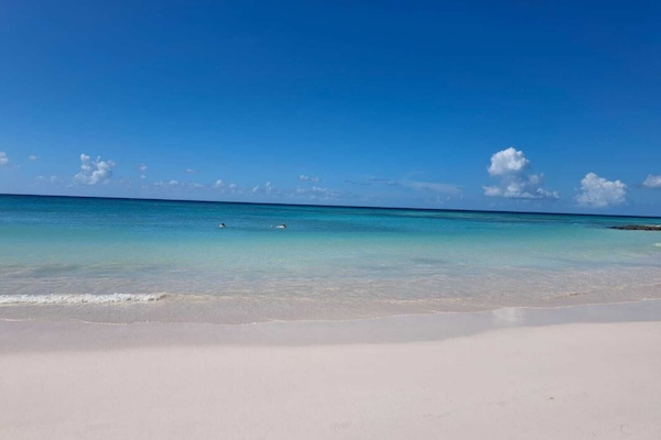 Ubicación cercana a la playa, arena blanca y toallas de playa
