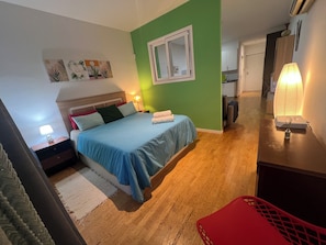 1 slaapkamer, een strijkplank/strijkijzer, wifi, beddengoed