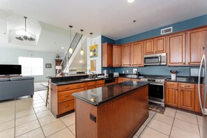 Réfrigérateur, micro-ondes, plaque de cuisson, lave-vaisselle