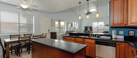 Réfrigérateur, micro-ondes, plaque de cuisson, lave-vaisselle