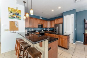 Een koelkast, een microgolfoven, een kookplaat, een vaatwasser