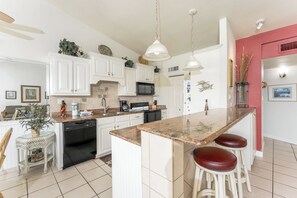 Réfrigérateur, micro-ondes, plaque de cuisson, lave-vaisselle