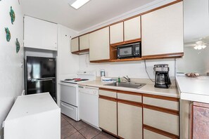 Fridge, microwave, stovetop, dishwasher