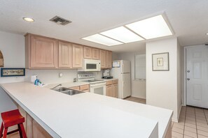 Réfrigérateur, micro-ondes, plaque de cuisson, lave-vaisselle