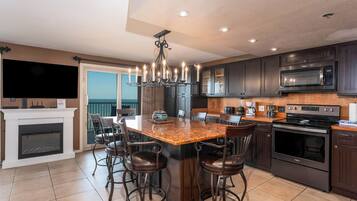 Fridge, microwave, stovetop, dishwasher