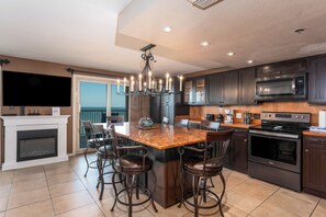 Kühlschrank, Mikrowelle, Herdplatte, Geschirrspüler