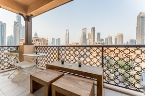 Outdoor dining - Burj Khalifa View 1BR, Near Dubai Mall and Canal Walk, Miska 4 (Dubai)