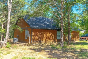 Exterior - Cozy 2BR Retreat Near Lake Texoma<br>Just minutes from Lake Texoma and Cedar Mills Marina, this peaceful 2-bedroom home offers modern comforts, a full kitchen, and fun extras like a pool table and table tennis—perfect for couples, families, or friend (Gordonville)