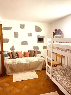 Tabla de planchar con plancha, wifi y ropa de cama 