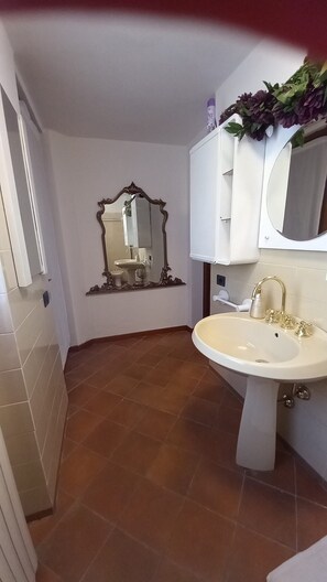 Dusche, Haartrockner, Bidet, Handtücher