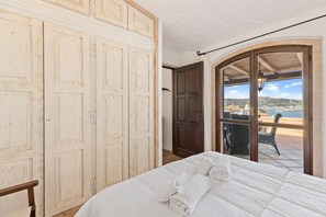 2 bedrooms, travel crib