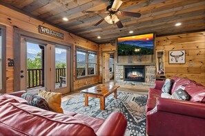 Smart TV, fireplace, video games, DVD player - New Listing, 2 Hot Tubs, Theater Room, Game Area, Free Attractions! (Gatlinburg)