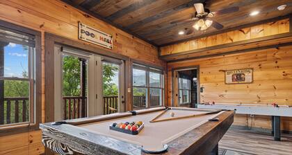 New Listing, 2 Hot Tubs, Theater Room, Game Area, Free Attractions!