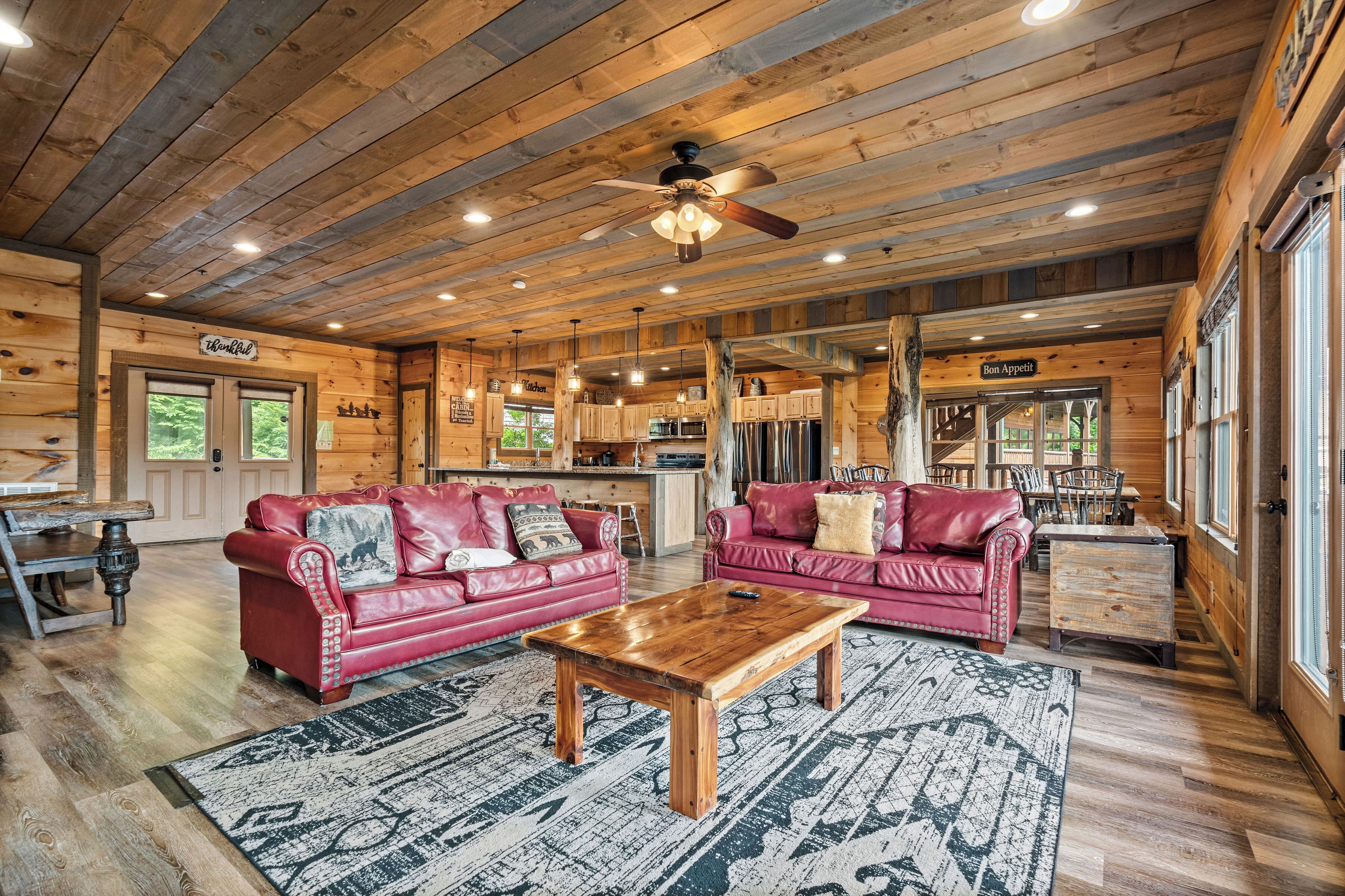 New Listing, 2 Hot Tubs, Theater Room, Game Area, Free Attractions! - Gatlinburg, TN