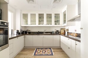 Een koelkast, een magnetron, een oven, een kookplaat