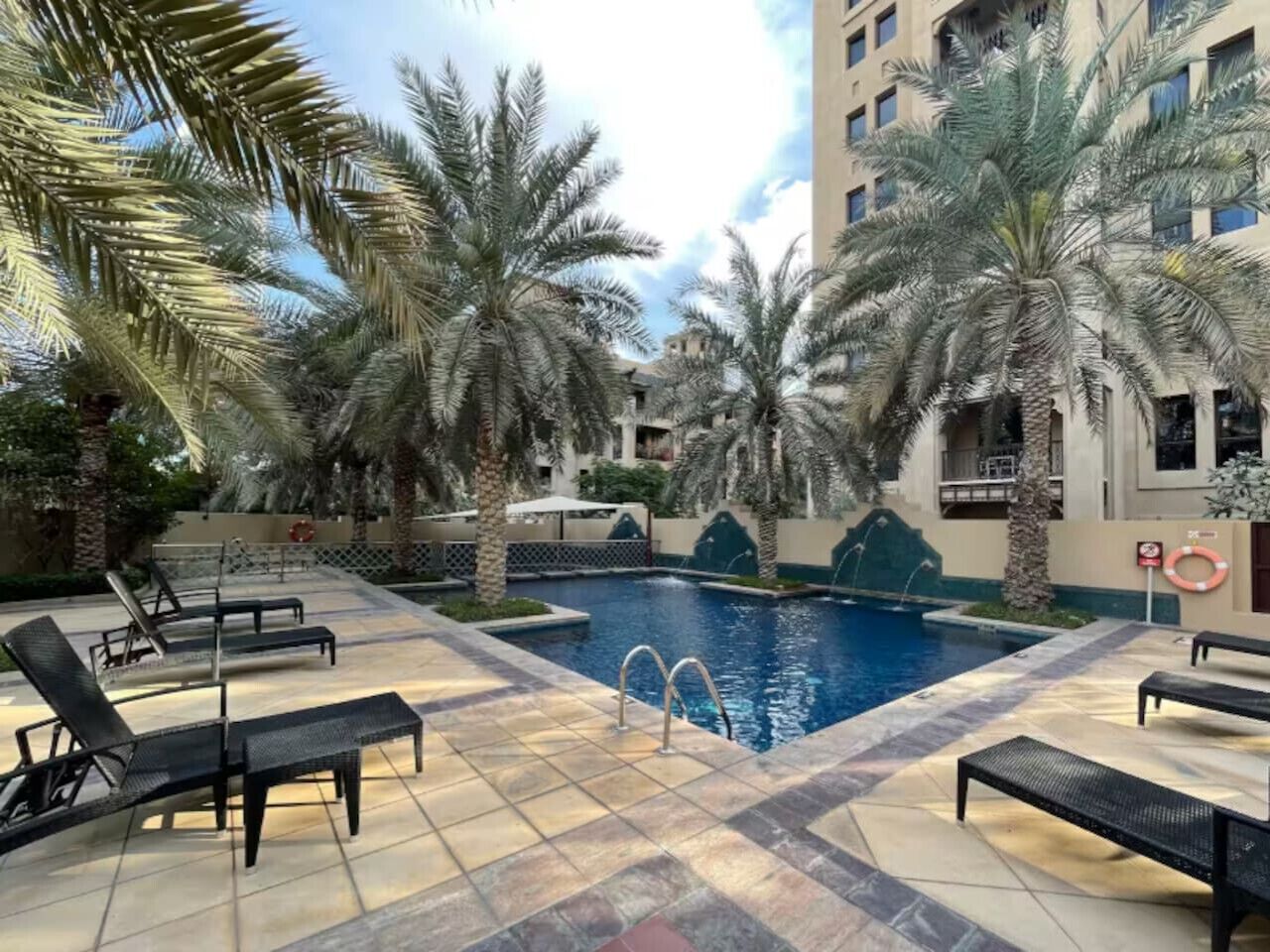 حمام سباحة