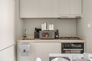 Frigorífico, microondas, horno y placa de cocina