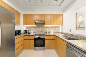 冰箱、微波炉、烤箱、炉灶