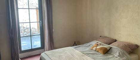 WiFi, bed sheets