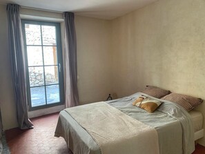 3 bedrooms, free WiFi, bed sheets - Lake view with covered terrace (Bauduen)