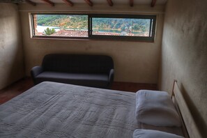 3 bedrooms, free WiFi, bed sheets - Lake view with covered terrace (Bauduen)