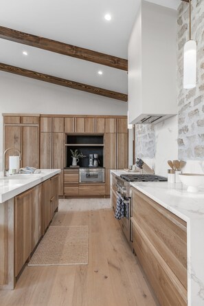 Fridge, microwave, oven, stovetop - Brand New Luxury Custom Home w/Hot Tub - Higher Ground (Fairplay)