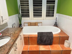 Ducha, secador de pelo, toallas y jabón