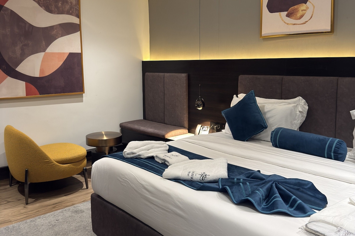Business Suite, Balcony, City View | Desk, iron/ironing board, free WiFi, bed sheets