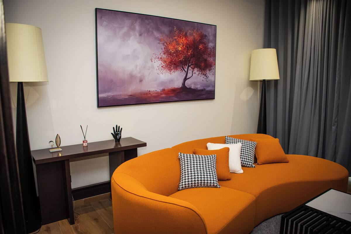 Deluxe suite, balkon, uitzicht op stad | Een bureau, een strijkplank/strijkijzer, gratis wifi
