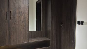 Club Single Room, 1 Bedroom | Wardrobe