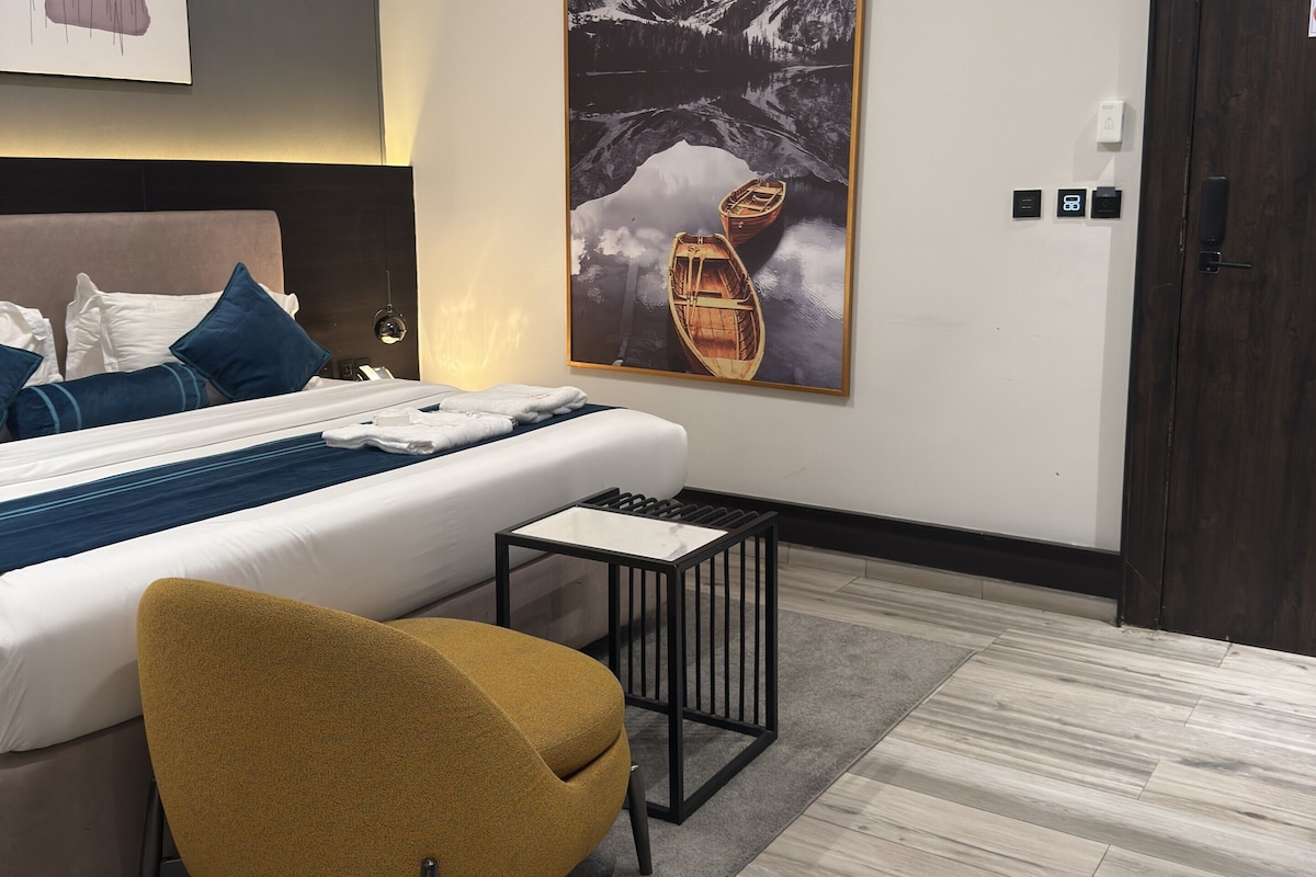 Premier Single Room, 1 Queen Bed | Desk, iron/ironing board, free WiFi, bed sheets