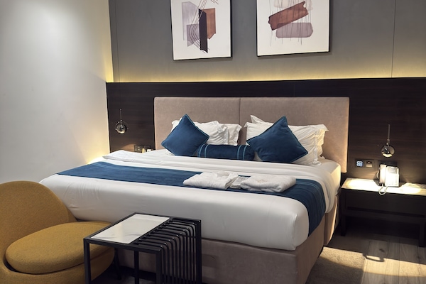 Premier Single Room, 1 Queen Bed | Desk, iron/ironing board, WiFi (free), bed sheets
