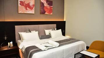Premier Single Room, 1 Queen Bed | Desk, iron/ironing board, WiFi (free), bed sheets