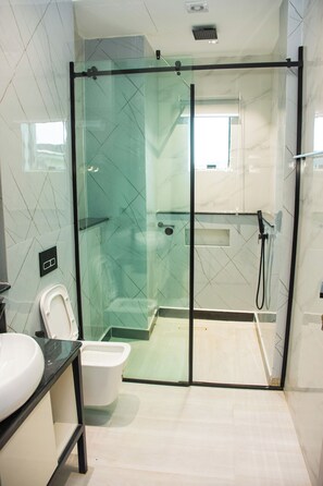 เพรสซิเดนเชียลอพาร์ทเมนท์, ระเบียง, วิวเมือง | ห้องน้ำ | รองเท้าสวมภายในห้อง, ผ้าเช็ดตัว, สบู่, ยาสระผม