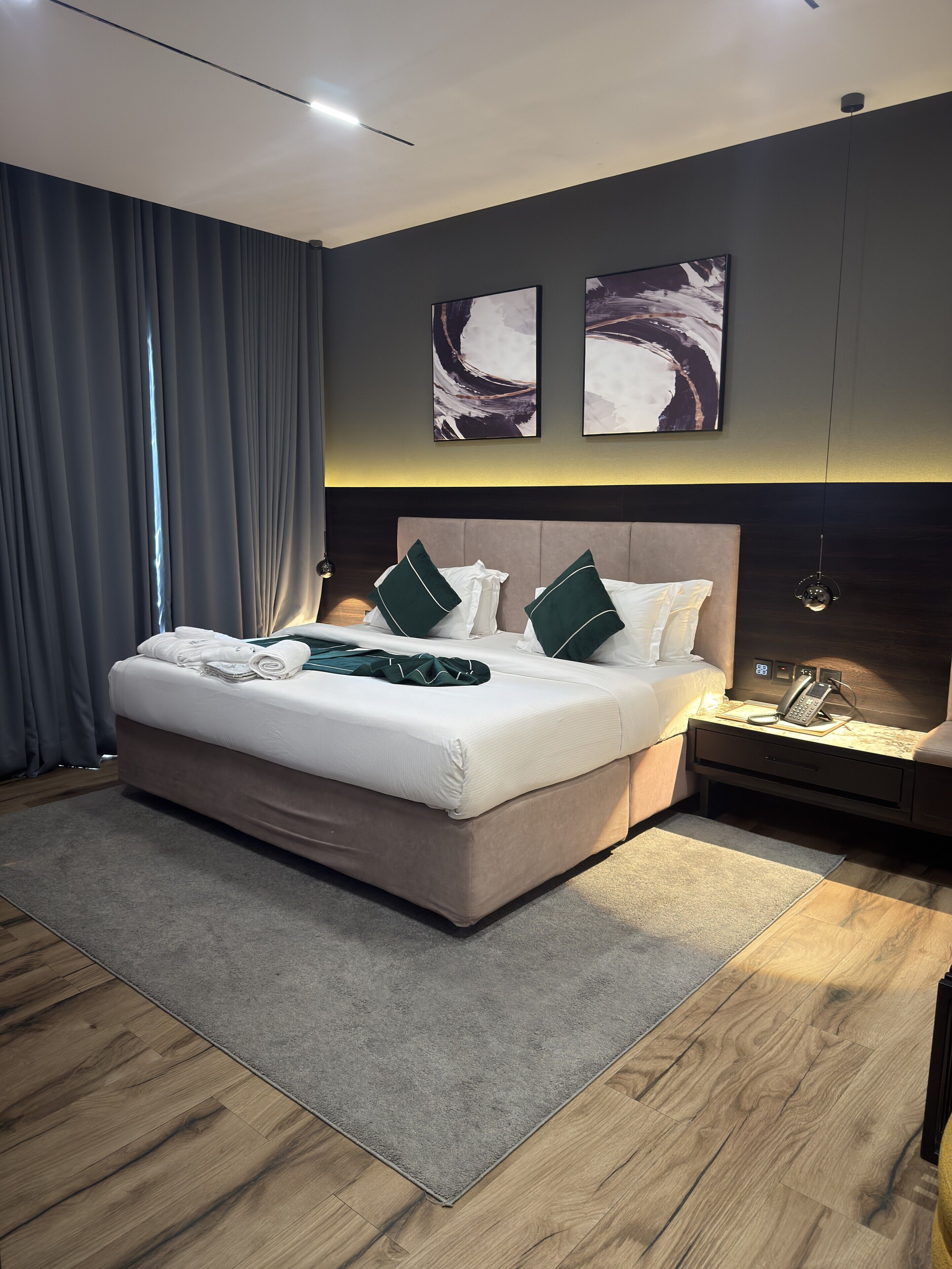 Club Single Room, 1 Bedroom | Desk, iron/ironing board, WiFi (free), bed sheets