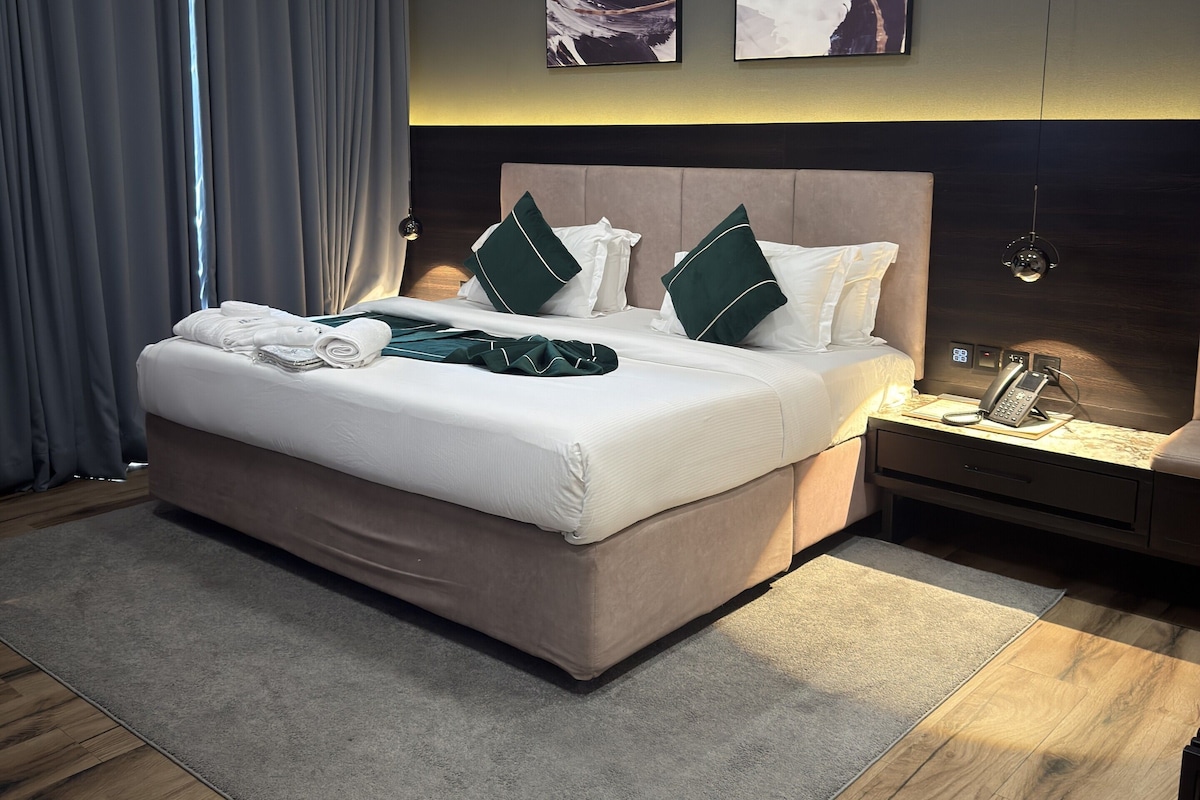 Club Single Room, 1 Bedroom | Desk, iron/ironing board, free WiFi, bed sheets