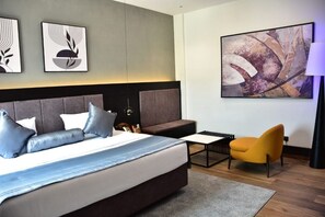 ห้องบิสซิเนสสวีท, ระเบียง, วิ  วเมือง | โต๊ะทำงาน, เตารีด/โต๊ะรีดผ้า, Wi-Fi ฟรี, ผ้าปูที่นอน