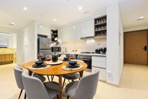 Réfrigérateur, four à micro-ondes, un four, surface de cuisson