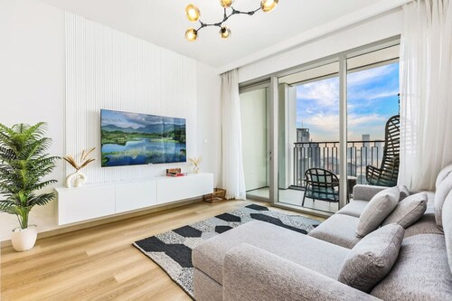 Luxury Skyline View 1BR | Pool, Gym, Parking, Concierge & Near Metro