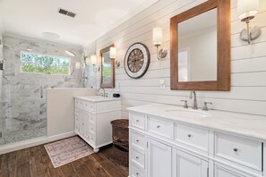 Chuveiro, secador de cabelo, toalhas de banho, sabonete