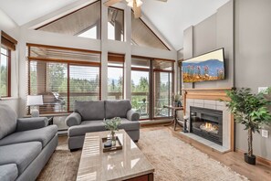 Smart TV, fireplace