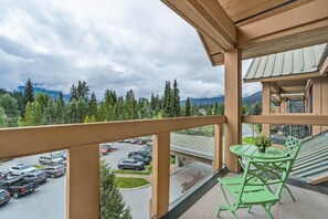 Outdoor dining - 2BR | Nicklaus North | Mountain View | Bright & Spacious | Tranquil Location (Whistler)