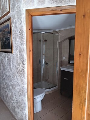 Douche, sèche-cheveux, serviettes fournies, papier toilette
