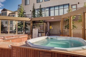 Outdoor spa tub - Cozy Mountain Studio Steps from the Base – Stylishly Furnished Escape! (Keystone)