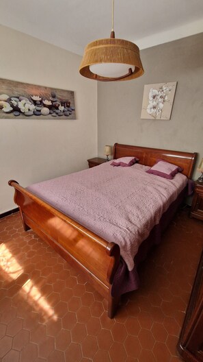 2 bedrooms, iron/ironing board, free WiFi, bed sheets